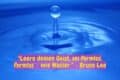 Ein Wassertropfen tropft in Wasser mit Zitat: "Leere deinen Geist, sei formlos, formlos – wie Wasser." - Bruce Lee