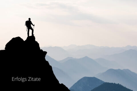 Mann auf einem Berggipfel - Erfolgs Zitate - Ausdauer und Grenzen