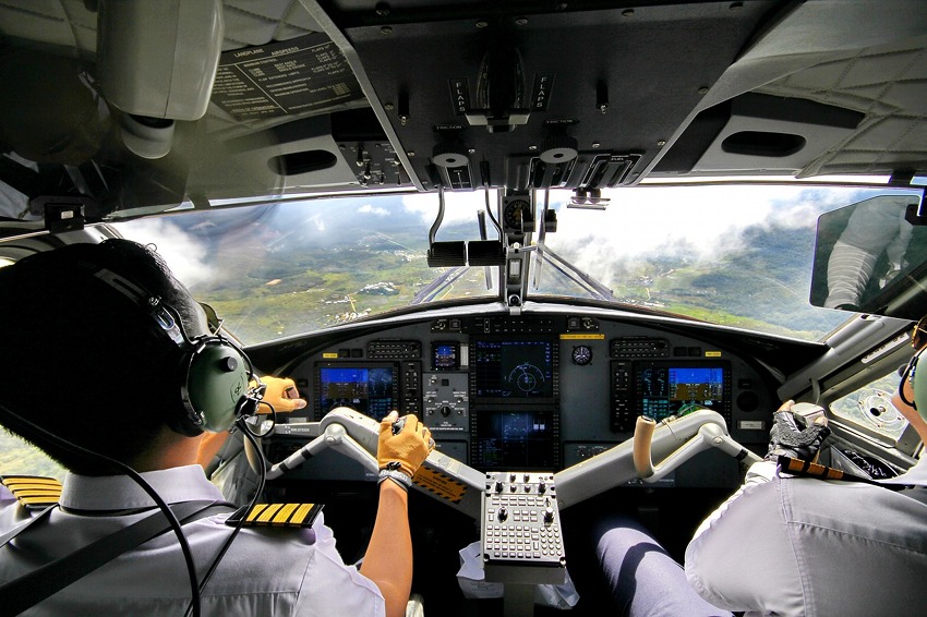 Präzisionsarbeit im Cockpit eines Hubschraubers