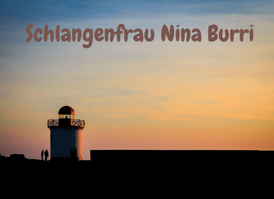 Sonnenuntergang mit Blick auf einen Leuchturm und das Meer. Tittel: Schlangenfrau Nina Burri